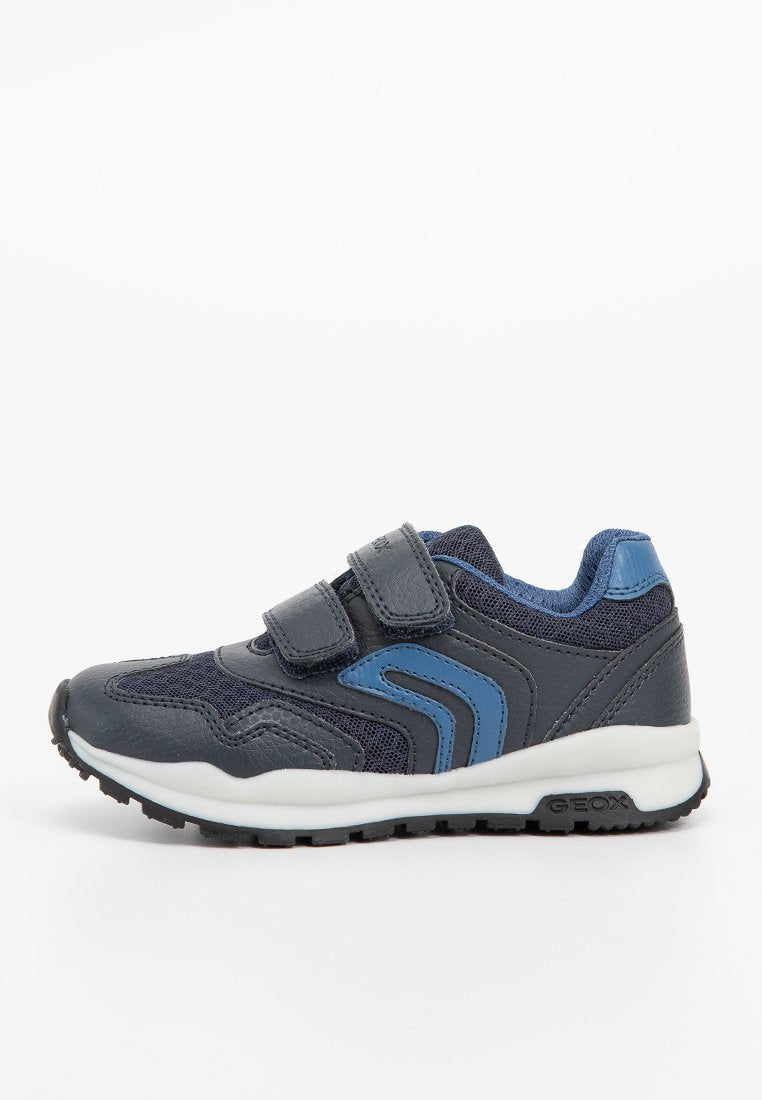 Navy- und graue Sportschuhe mit Obermaterial aus Mesh, Gummisohle und blauen Akzenten. Verfügt über zwei verstellbare Klettverschlüsse für einen sicheren Sitz.