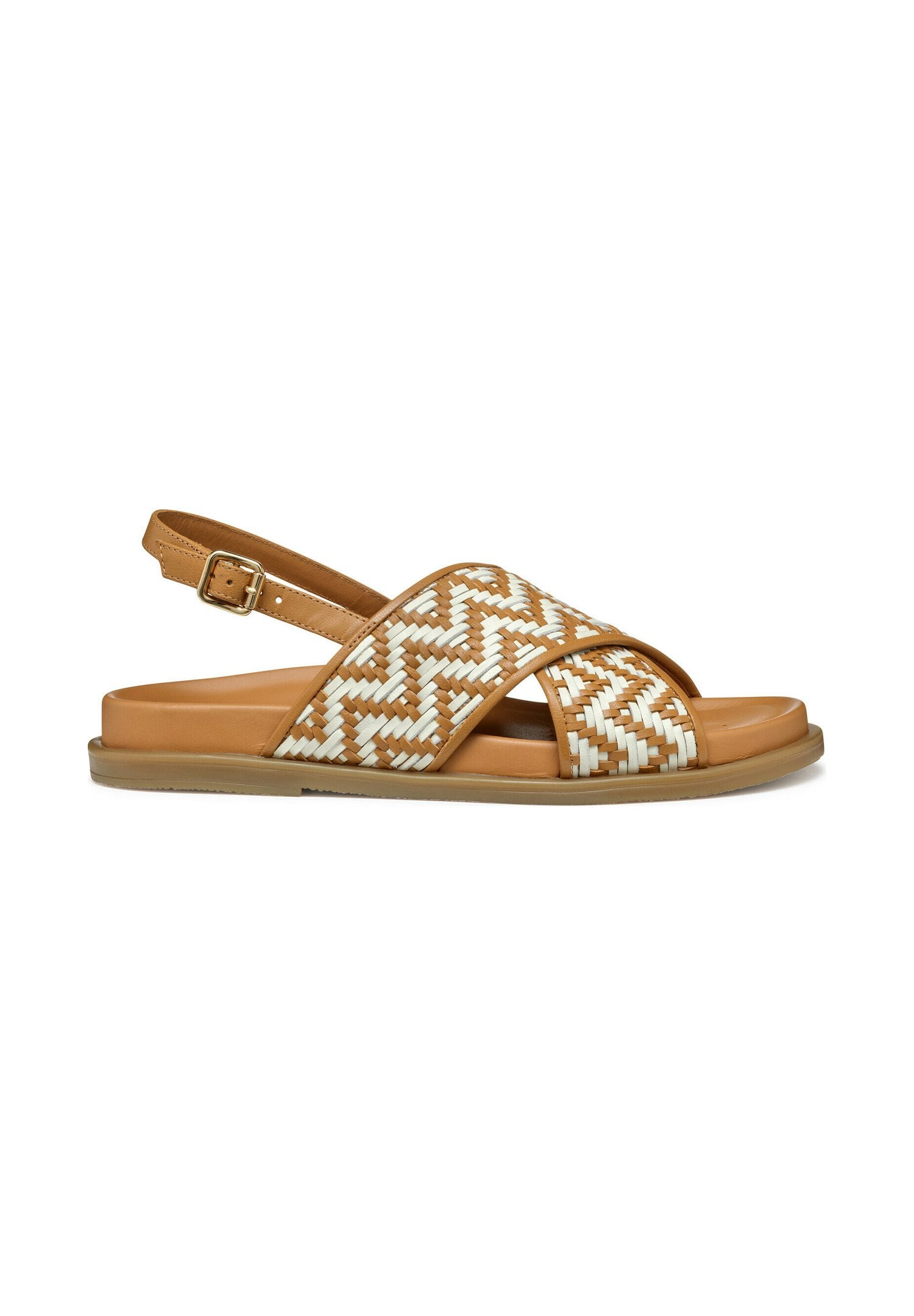 Tanne Slingback-Sandalen mit geflochtenem weißen geometrischen Muster, flacher Sohle, verstellbarem Schnallenverschluss und samtig strukturiertem Fußbett.