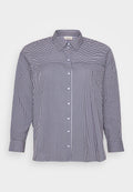 Gestreifte Bluse mit langen Ärmeln, ausgestattet mit marineblauen und weißen vertikalen Linien, einem klassischen Kragen und einem geraden Saum. Knopfdetails auf der Vorderseite.