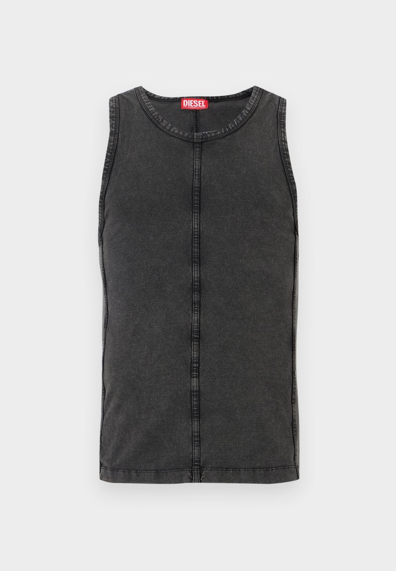 Ärmelloses schwarzes Denim-Top mit runder Ausschnitt, sichtbaren Nähten und einem roten Markenetikett am Kragen.