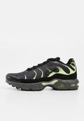 Schwarzer und neon-grüner Nike Air Max Sneaker mit Mesh-Obermaterial, sichtbarer Luftdämpfung in der Sohle und Schnürverschluss, von der rechten Seite gezeigt.