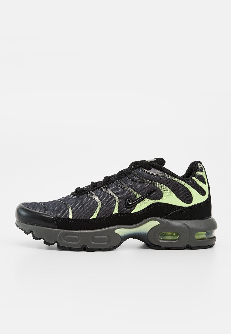 Schwarzer und neon-grüner Nike Air Max Sneaker mit Mesh-Obermaterial, sichtbarer Luftdämpfung in der Sohle und Schnürverschluss, von der rechten Seite gezeigt.