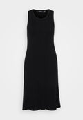 Schwarzes, geripptes ärmelloses Kleid mit rundem Halsausschnitt, tailliertem Schnitt und ausgestelltem Saum, aus einem weichen, dehnbaren Stoff gefertigt.