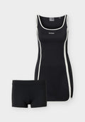 Schwarzes ärmelloses Badeanzugkleid mit weißem Rand und "GUESS"-Logo, kombiniert mit passenden schwarzen Badeshorts.