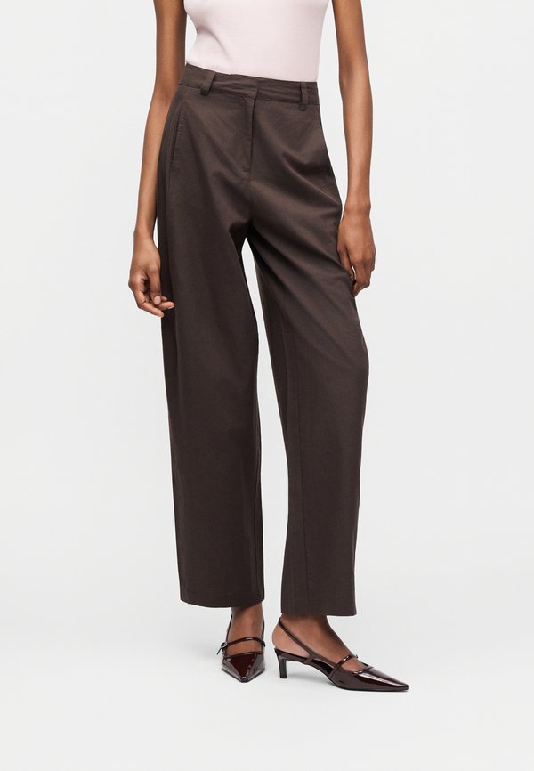 Vero Moda Tall VMSELMA BARREL - Trousers - chocolate torte