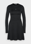 Langärmliges schwarzes Kleid aus elastischem Stoff, taillierter Schnitt, ausgestellter Rock, runder Ausschnitt, mit kleinem Logo auf der Brust, glatte Textur.