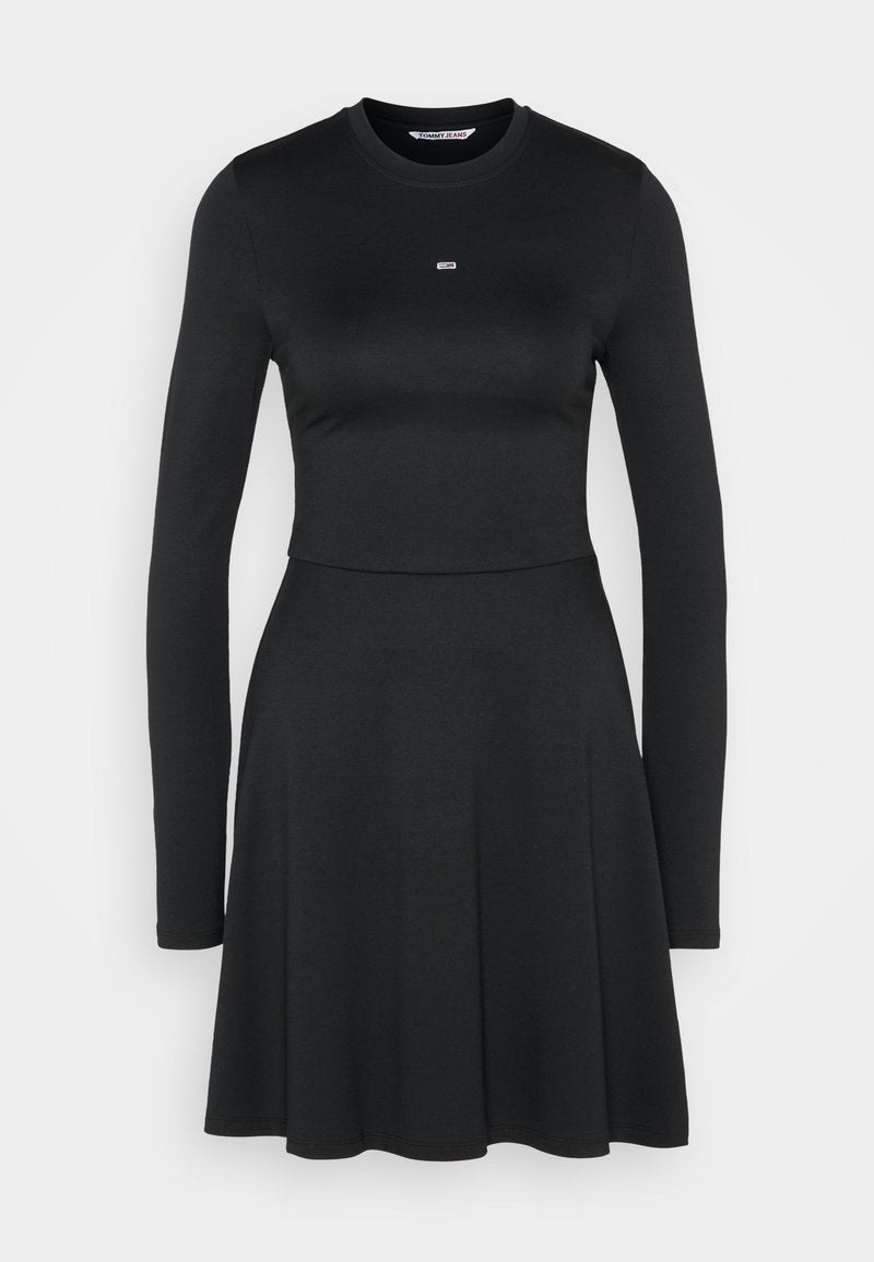 Langärmliges schwarzes Kleid aus elastischem Stoff, taillierter Schnitt, ausgestellter Rock, runder Ausschnitt, mit kleinem Logo auf der Brust, glatte Textur.
