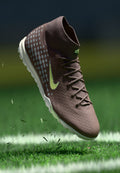 Brauner Sportschuh mit strukturierter Oberfläche, weißer Sohle und gepunkteten Akzenten in Grau. Verfügt über einen hohen Knöchelschaft und ein kontrastierendes Logodetail.