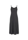 Schwarzes Midikleid mit Spaghetti-Trägern, tailliertem Oberteil, fließendem Rock und einer glatten, seidigen Textur. Verfügt über einen V-Ausschnitt und einen Seitenschlitz.