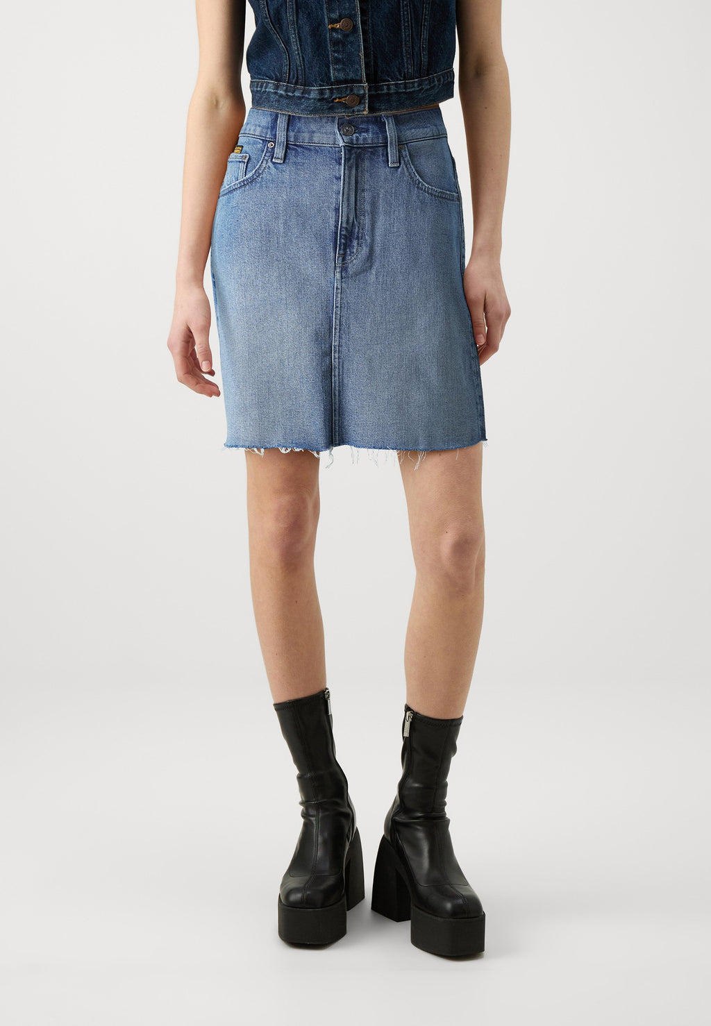 VIKTORIA SHORT EDGE Media 3
