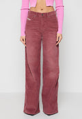 Weite Cordhosen in staubigem Rosa mit hoher Taille, frontalen Taschen und subtiler Textur. Kombiniert mit einem figurbetonten rosa Oberteil.