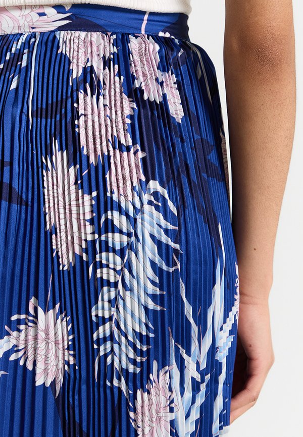 MARCIANO BY GUESS HALLEY