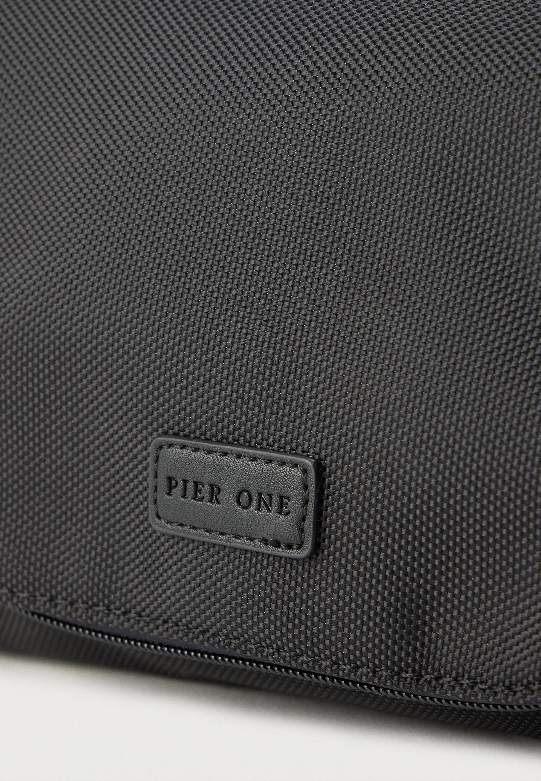 Pier One UNISEX