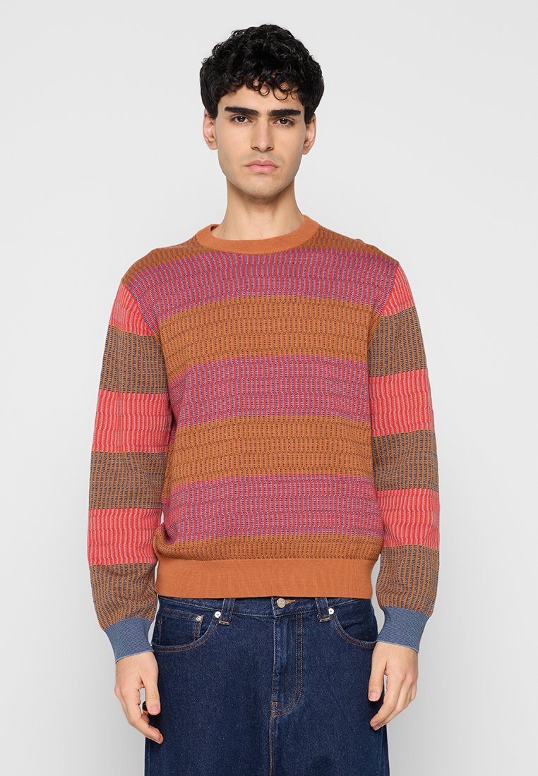 Mehrfarbiger Strickpullover mit horizontalen Streifen in Orange, Rot und Grau und strukturiertem Muster; rundem Ausschnitt und gerippten Bündchen.