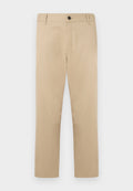 Beige Baumwollhose mit geradem Bein, ausgestattet mit einem vorderen Knopfverschluss und Seitentaschen. Glatte Textur, minimale Nahtdetails.