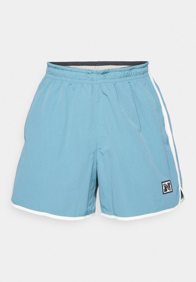 Himmelblaue Badeshorts mit elastischem Taillenbund, weißen Seitenstreifen und einem kleinen schwarzen Logopatch auf der linken Vorderseite. Weiches, leichtes Material.