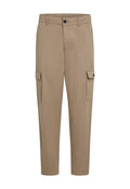 Beige Cargo-Hosen aus leichtem Material, mit zwei Seitentaschen und einer Knopfverschlüsse an der Taille, gerade Beinform.