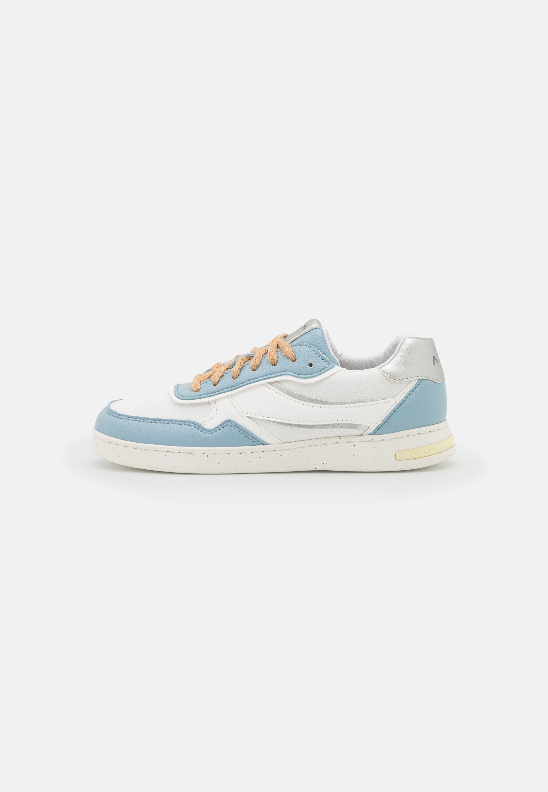 Tiefe Sneaker in Weiß und Hellblau mit beigen Schnürsenkeln und gesprenkelter, cremefarbener Sohle auf weißem Hintergrund.