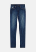 Dunkelblaue Jeans aus Denim mit enger Passform, ausgestattet mit Fronttaschen, einer Kleingeldtasche und Kontrastnähten. Standardbund mit Knopfverschluss.