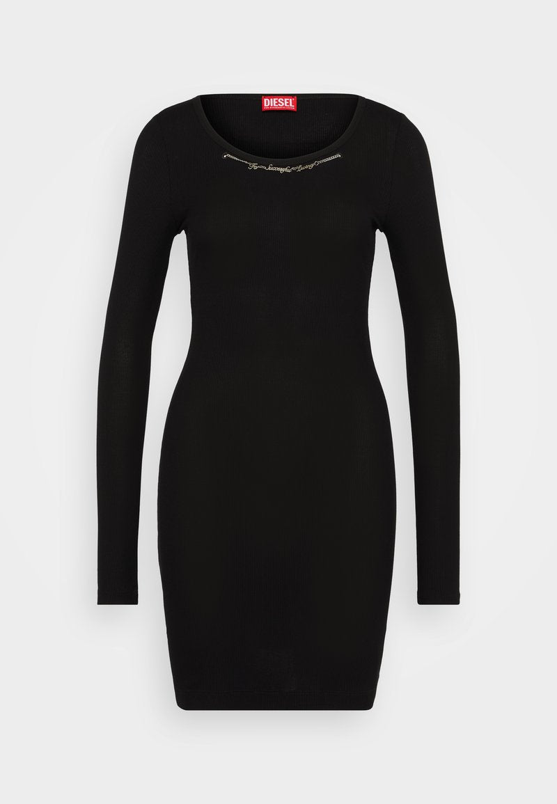 Schwarzes, geripptes Langarmkleid mit Rundhalsausschnitt und silberner Kettendetailierung über der Brust. Enganliegende Silhouette.