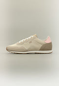 Beige und hellbrauer Freizeitschuh mit weißen Schnürsenkeln, pinkfarbenem Fersendetail und GAP-Logo an der Seite auf neutralem Hintergrund.