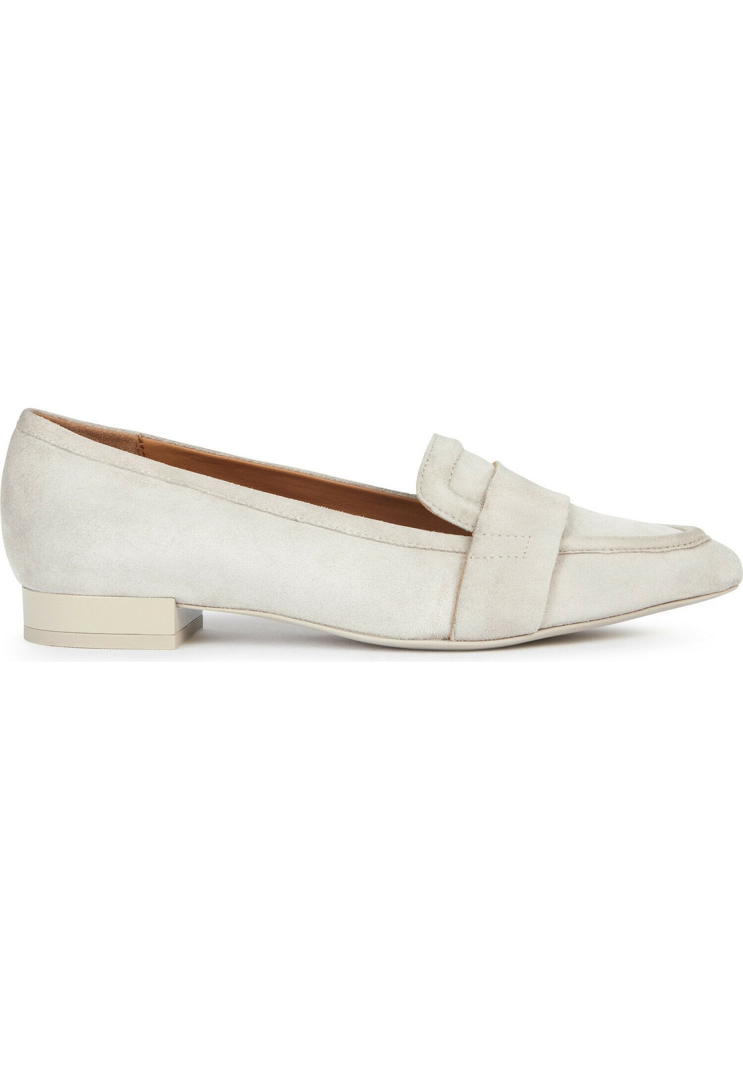 Helle beige Wildleder-Lederschuhe mit flachem Absatz, runder Zehenform und einem breiten Riemen über dem Rist. Glatte Textur, minimales Design.