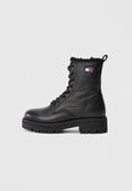 Schwarzer Leder Schnürstiefelette mit strukturiertem Finish, massiver Sohle und einer Kunstfellmanschette. Mit einem Logo-Patch an der Seite.