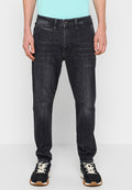 Ausgebleichte schwarze Denim-Jeans mit geradem Schnitt. Verfügt über einen Knopfverschluss, fünf Taschen und dezente Waschungen an der Vorderseite.