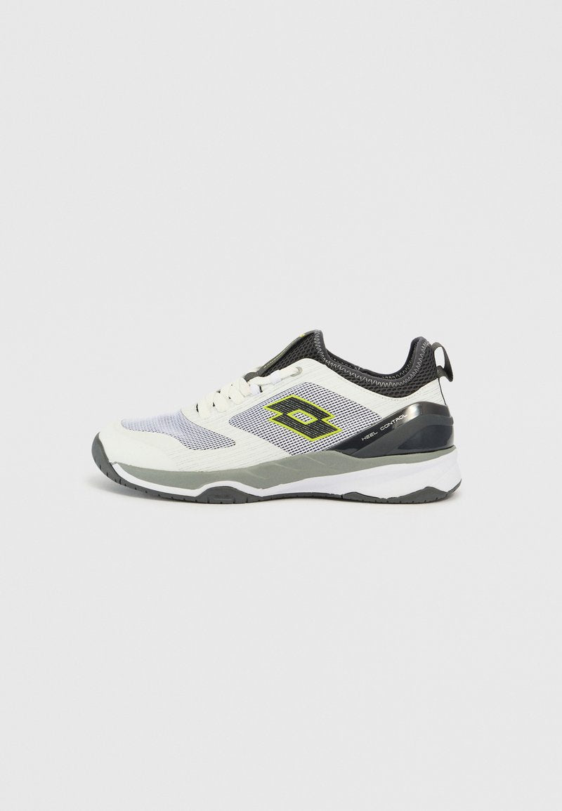 Leichte Sportschuhe mit einem Mesh-Obermaterial, in Weiß- und Grautönen, schwarzen Akzenten und einer dicken Gummisohle für Unterstützung.