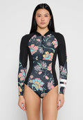 Langärmeliger, floral gemusterter Neoprenanzug in Schwarz und Pink, ausgestattet mit einem Frontreißverschluss und Akzentstreifen an den Ärmeln. Glattes, dehnbares Material.
