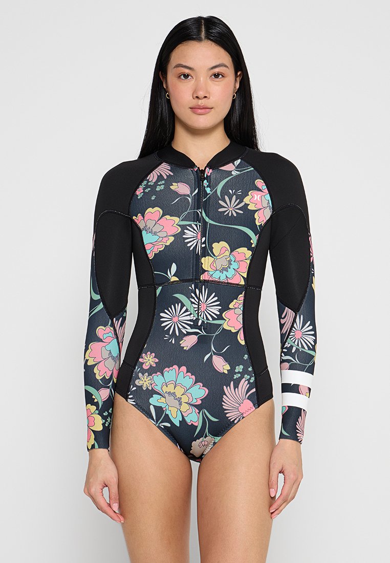 Langärmeliger, floral gemusterter Neoprenanzug in Schwarz und Pink, ausgestattet mit einem Frontreißverschluss und Akzentstreifen an den Ärmeln. Glattes, dehnbares Material.