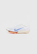 Nike Laufschuh aus weißem Mesh mit blauem Swoosh, orangefarbenen Sohlenakzent und stacheliger Laufsohle für bessere Traktion. Verfügt über ein niedriges Profil.