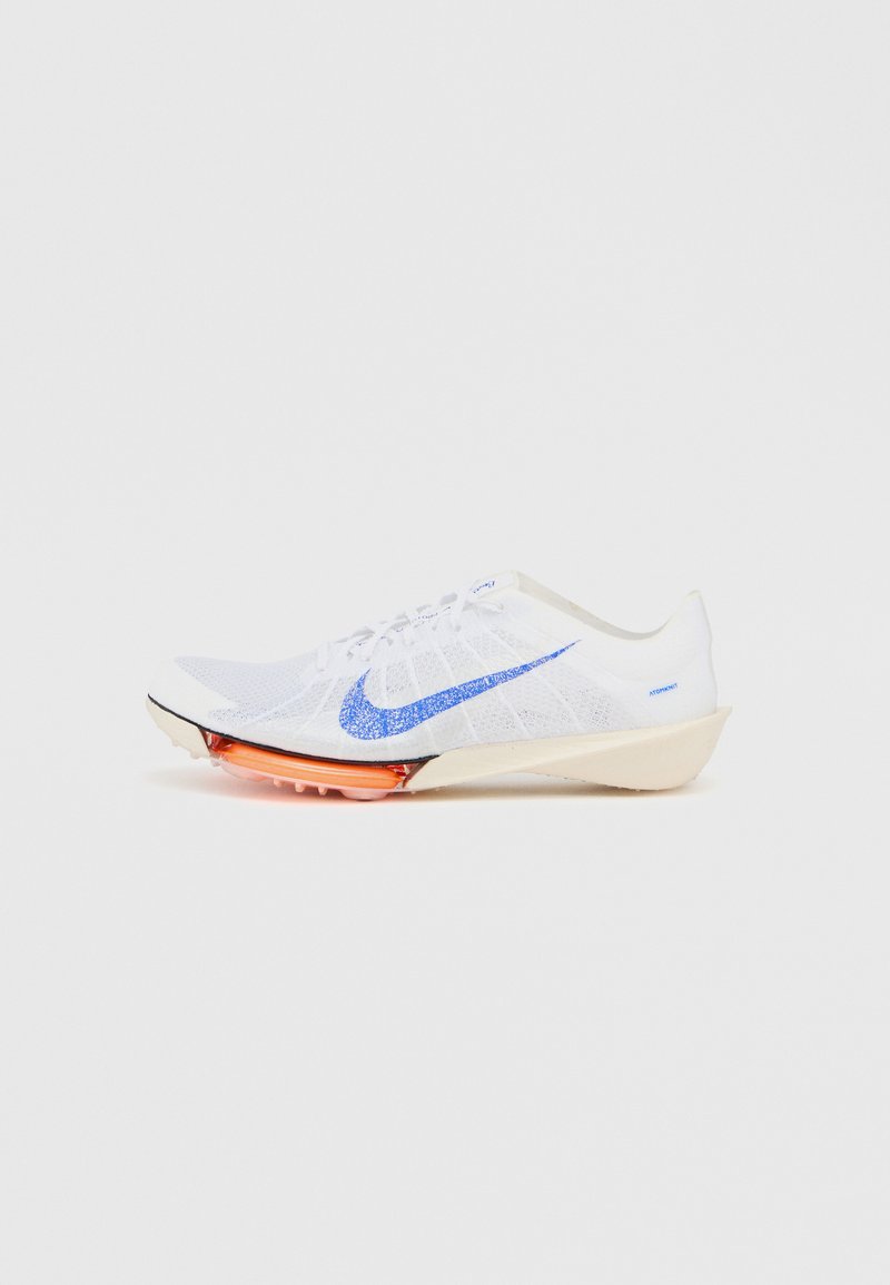 Nike Laufschuh aus weißem Mesh mit blauem Swoosh, orangefarbenen Sohlenakzent und stacheliger Laufsohle für bessere Traktion. Verfügt über ein niedriges Profil.