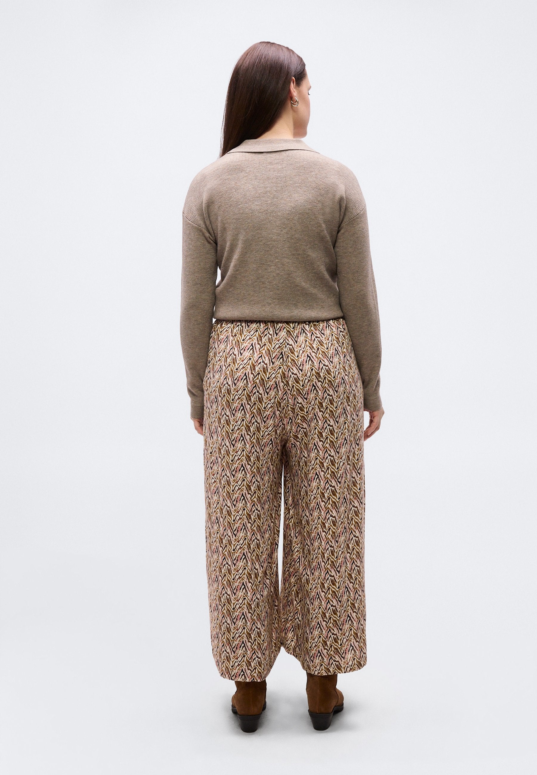 CARNOVA Loose Fit - Cropped Media 4