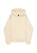 Beiger Kapuzenpullover aus weichem Material mit Kängurutasche, gerippten Bündchen und einem dezenten, geprägten Logo auf der Brust.