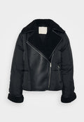 Schwarze gepolsterte Jacke mit Kragen und Manschetten aus Kunstschafsfell, ausgestattet mit einem Leder-Frontpaneel und diagonaler Reißverschlussöffnung.