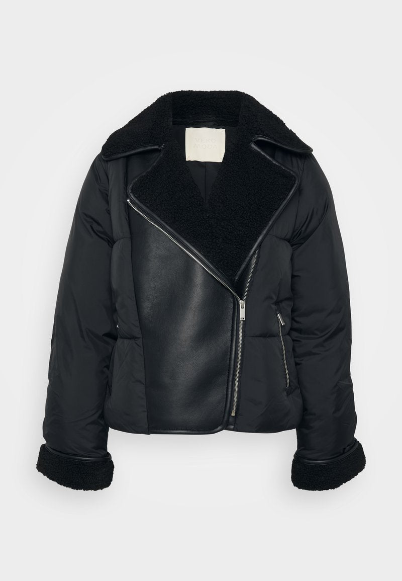 Schwarze gepolsterte Jacke mit Kragen und Manschetten aus Kunstschafsfell, ausgestattet mit einem Leder-Frontpaneel und diagonaler Reißverschlussöffnung.