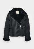 Schwarze gepolsterte Jacke mit Kragen und Manschetten aus Kunstschafsfell, ausgestattet mit einem Leder-Frontpaneel und diagonaler Reißverschlussöffnung.