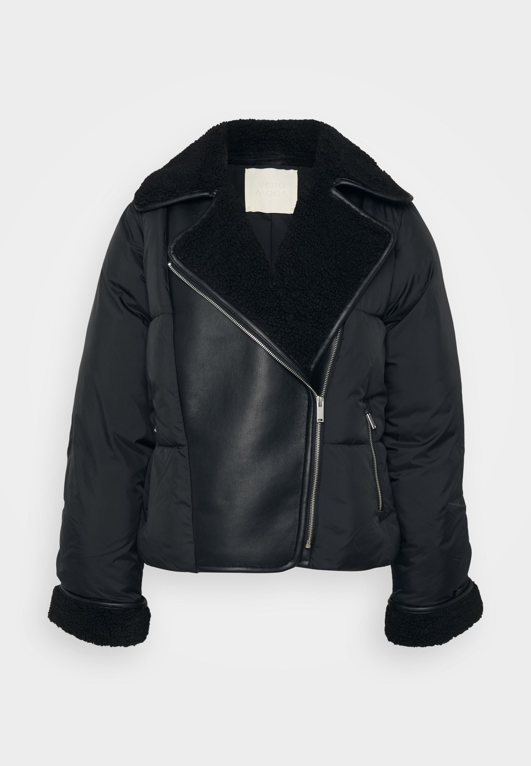 Schwarze gepolsterte Jacke mit Kragen und Manschetten aus Kunstschafsfell, ausgestattet mit einem Leder-Frontpaneel und diagonaler Reißverschlussöffnung.