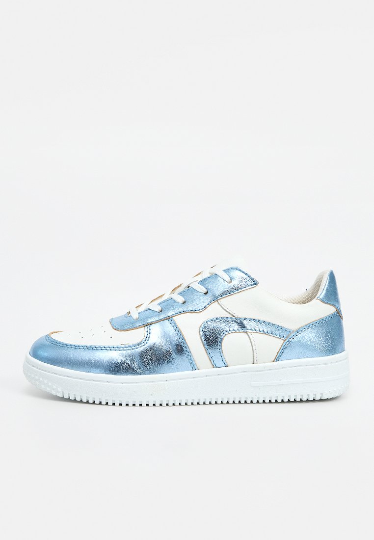 Weißer Sneaker mit metallisch blauen Akzenten, Schnürverschluss und einer strukturierten weißen Sohle, im Seitenprofil vor einfarbigem Hintergrund gezeigt.