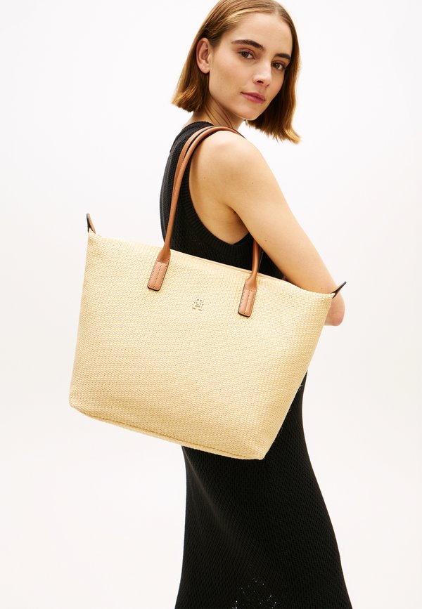 Tommy Hilfiger TH MONOGRAM RAFFIA TOTE BAG - Tote bag - natural raffia