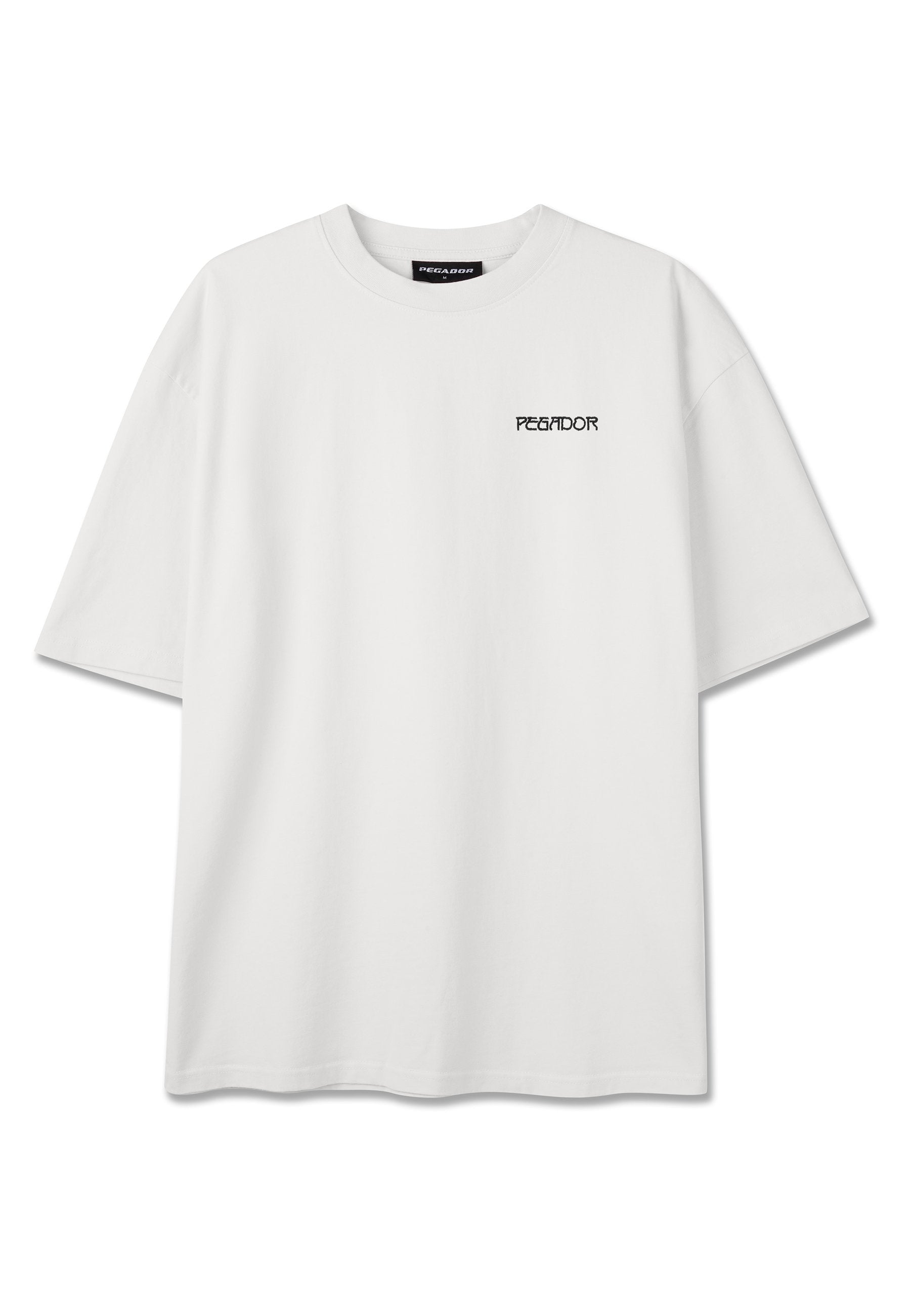 Weißes T-Shirt mit kurzen Ärmeln, Rundhalsausschnitt und kleinem schwarzem "PEGADOR"-Logo auf der linken Brust.