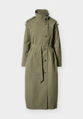 Langer olivgrüner Trenchcoat mit hohem Stehkragen, Schulterklappen, Frontknöpfen, tailliertem Gürtel und Seitentaschen vor weißem Hintergrund.