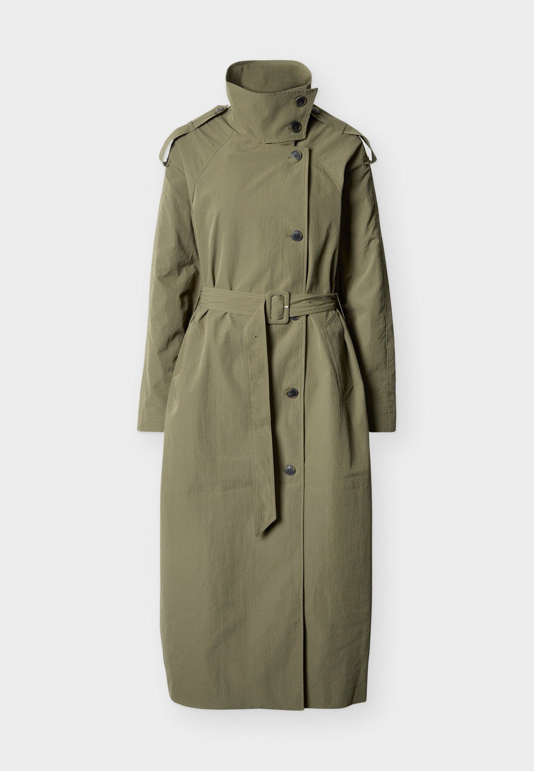 Langer olivgrüner Trenchcoat mit hohem Stehkragen, Schulterklappen, Frontknöpfen, tailliertem Gürtel und Seitentaschen vor weißem Hintergrund.