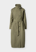 Langer olivgrüner Trenchcoat mit hohem Stehkragen, Schulterklappen, Frontknöpfen, tailliertem Gürtel und Seitentaschen vor weißem Hintergrund.