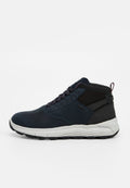 Navy Mid-Top Sneaker aus glattem Leder und synthetischem Material, mit schwarzen Akzenten und einer weißen Wellenmuster-Sohle.
