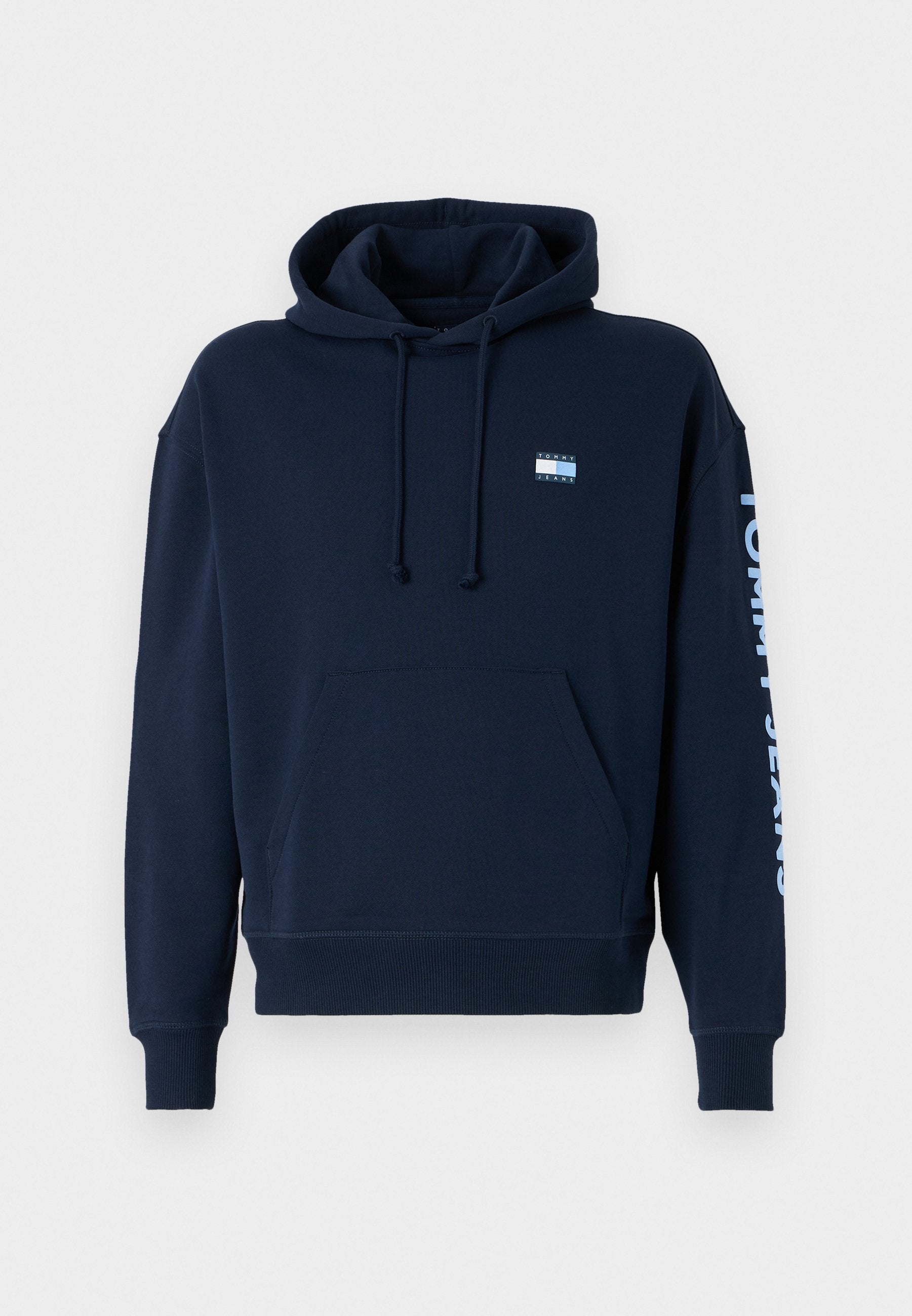Dunkelblaues Hoodie aus Baumwolle, mit einer Vordertasche, verstellbarem Kordelzug und "TOMMY JEANS" in Weiß auf dem Ärmel bedruckt.