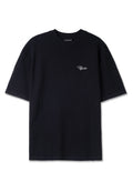 Schwarzes T-Shirt mit kurzen Ärmeln, strukturiertem Waffelmuster und einem kleinen weißen Logo auf der linken Brust. Gerippter Rundhalsausschnitt.