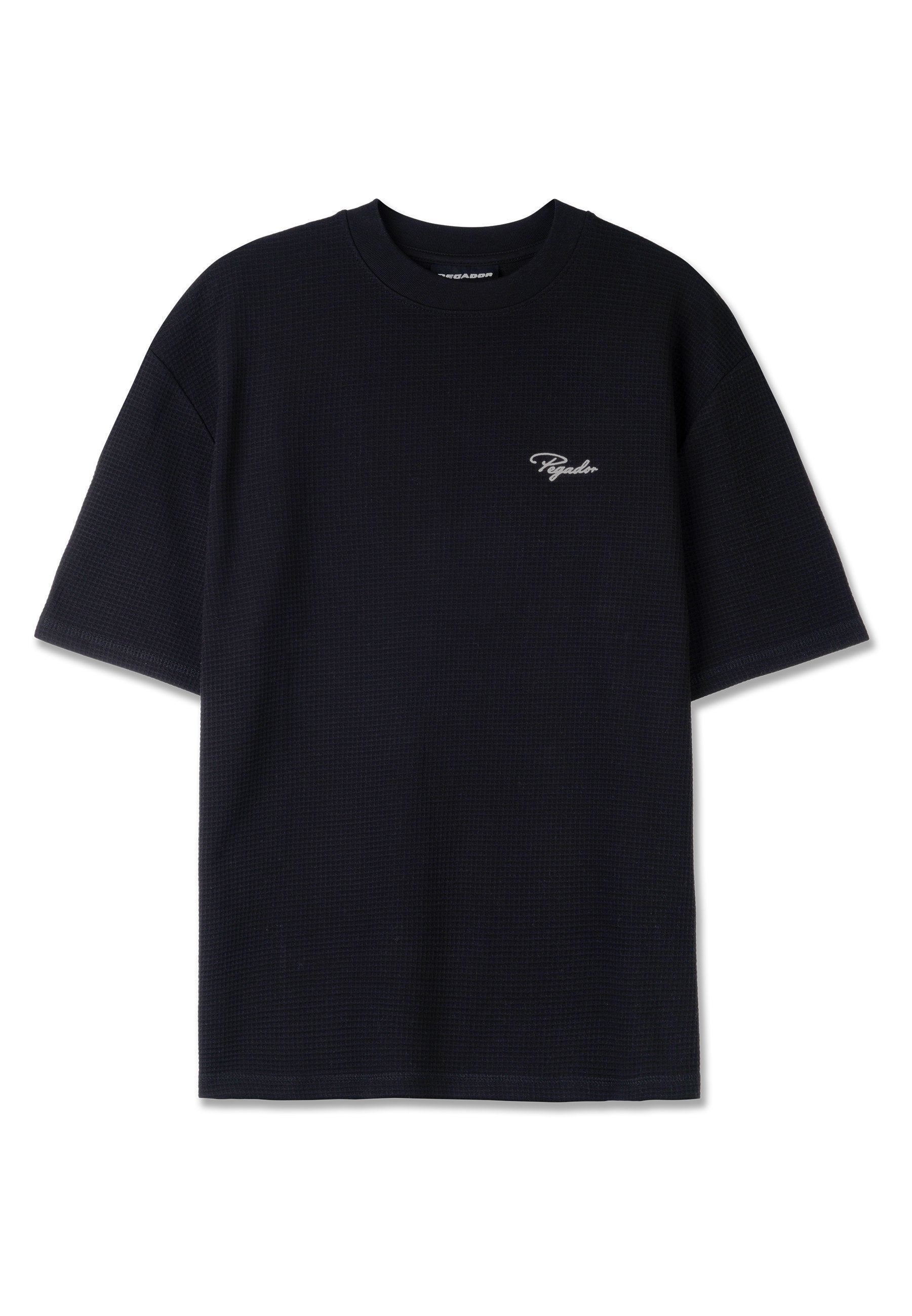 Schwarzes T-Shirt mit kurzen Ärmeln, strukturiertem Waffelmuster und einem kleinen weißen Logo auf der linken Brust. Gerippter Rundhalsausschnitt.