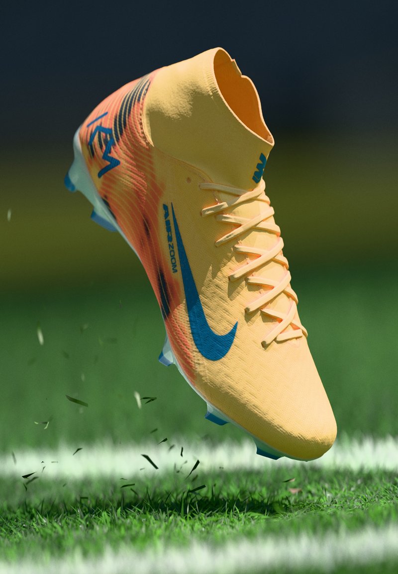 Nike-Fußballschuh in Gelb mit orangefarbenen Akzenten, mit blauem Swoosh-Logo. Leichtes Design mit strukturiertem Obermaterial und stolliger Sohle.